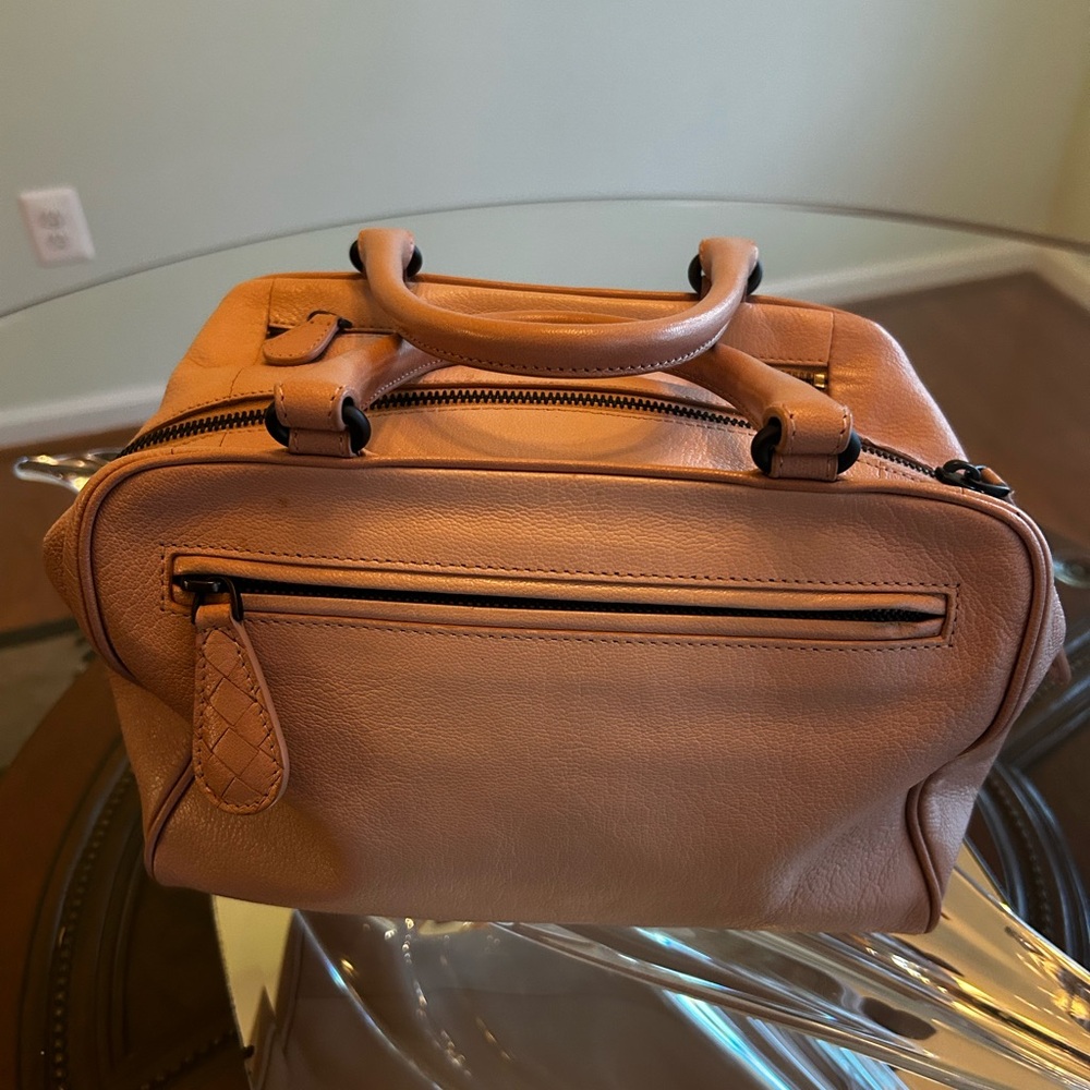 Bottega Veneta Elegant Tan Leather Bag - Picture 8 of 9